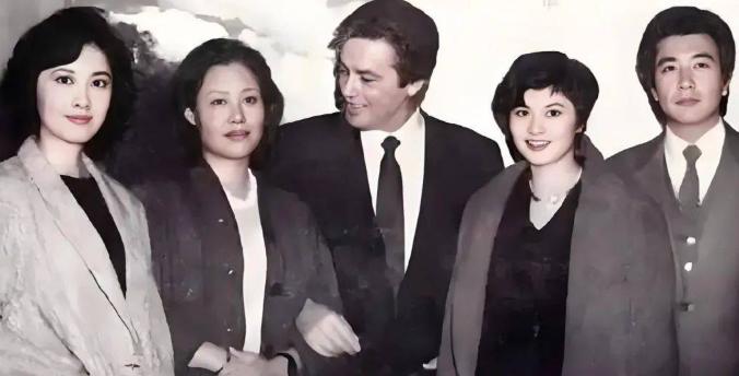 谁懂啊！52岁顶流男神阿兰德龙访华一眼沦陷25岁李凤绪！当场下跪求婚谁看不震惊？