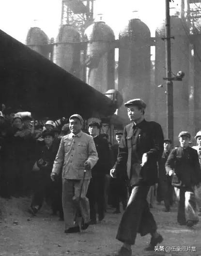 1953年9月23日，朱德元帅第二次视察鞍钢的场景。期间，他亲笔题词：“鞍钢全体