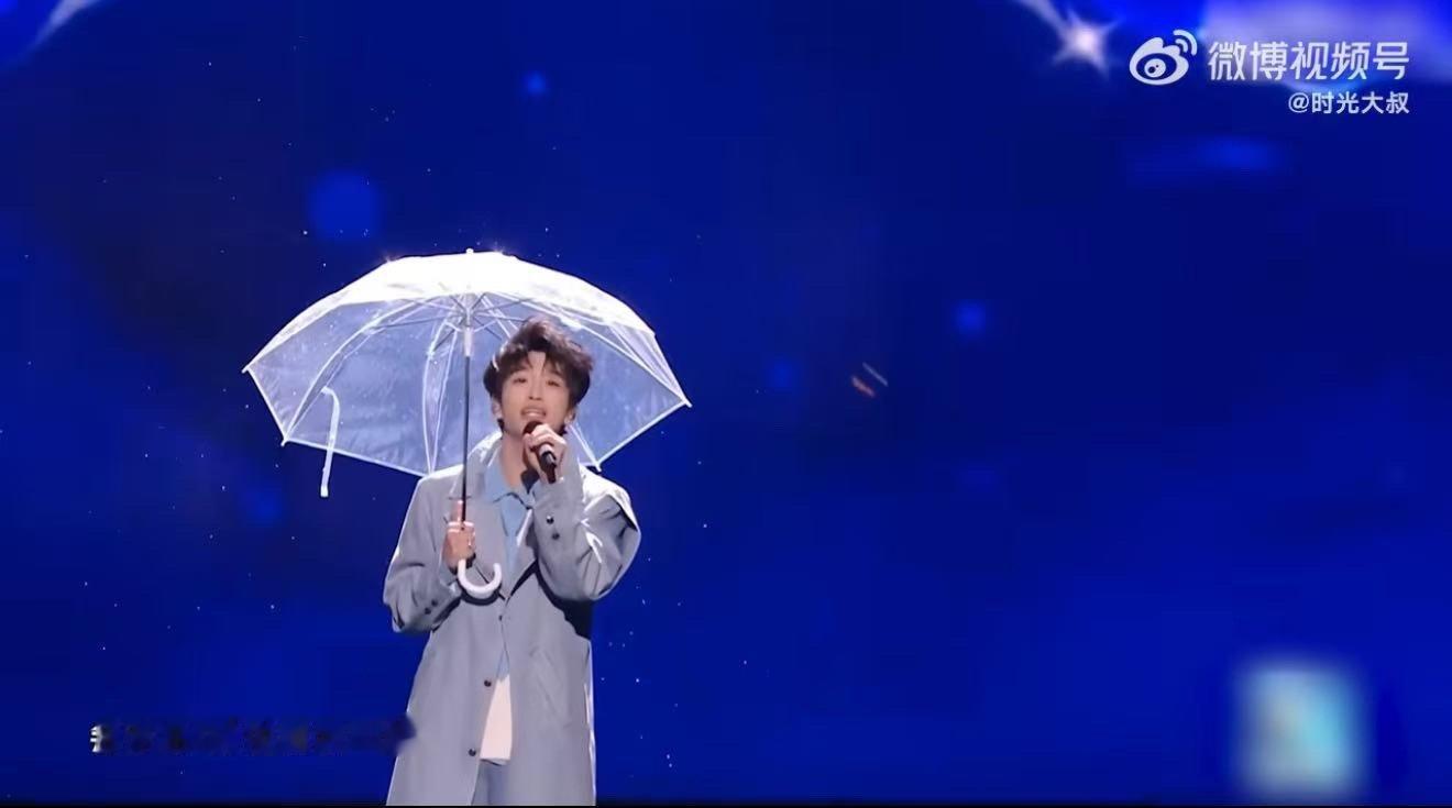 黄子弘凡在雪中唱想见你的杀伤力  黄子弘凡唱的《想见你》这不得立马循环播放了嘛，
