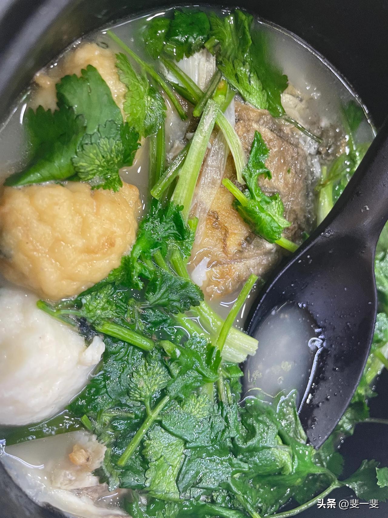 今天晚餐
热气腾腾总能让寒冷的天气觉得温暖又踏实。
菜谱
花鲢鱼头汤，芹菜炒鸡蛋