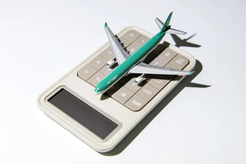 12月5日起，国内航线机票燃油附加费将迎来新一轮上调。成人旅客800公里以下和8