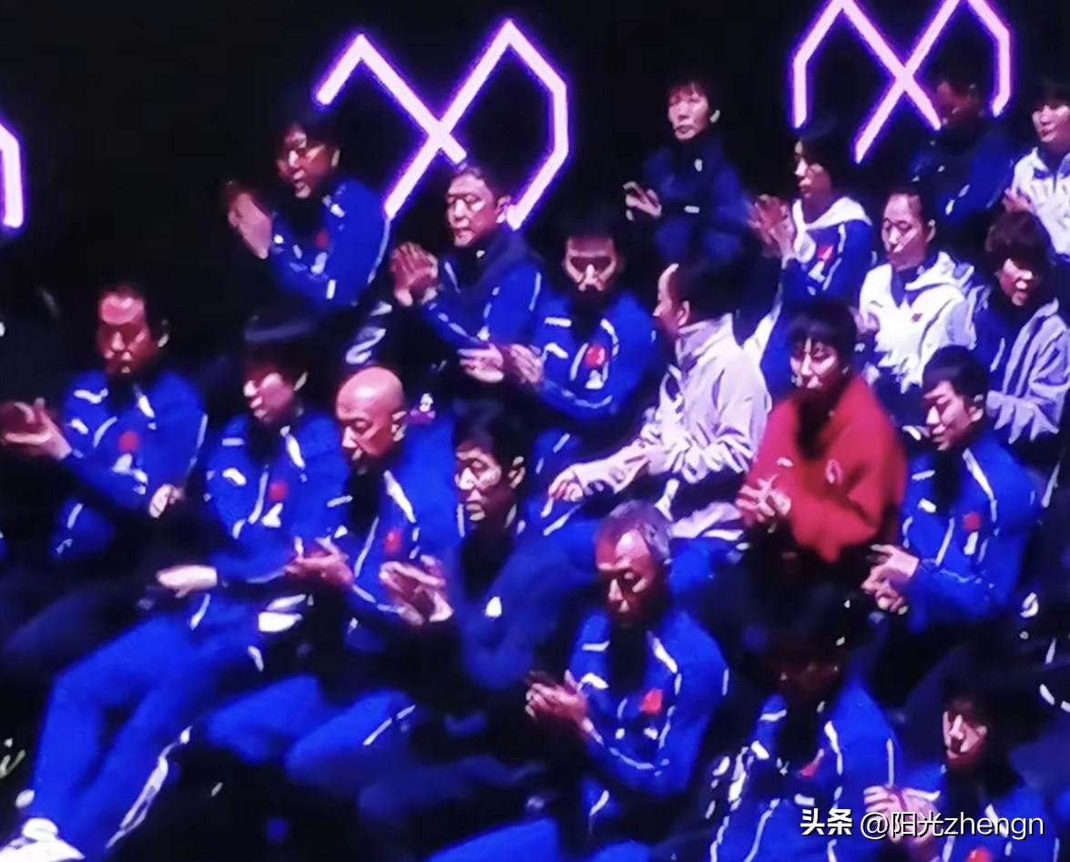 说真的，国乒那一大排教练、主力、前辈齐刷刷坐在观众席，气场真的太足了，单对蒯曼来