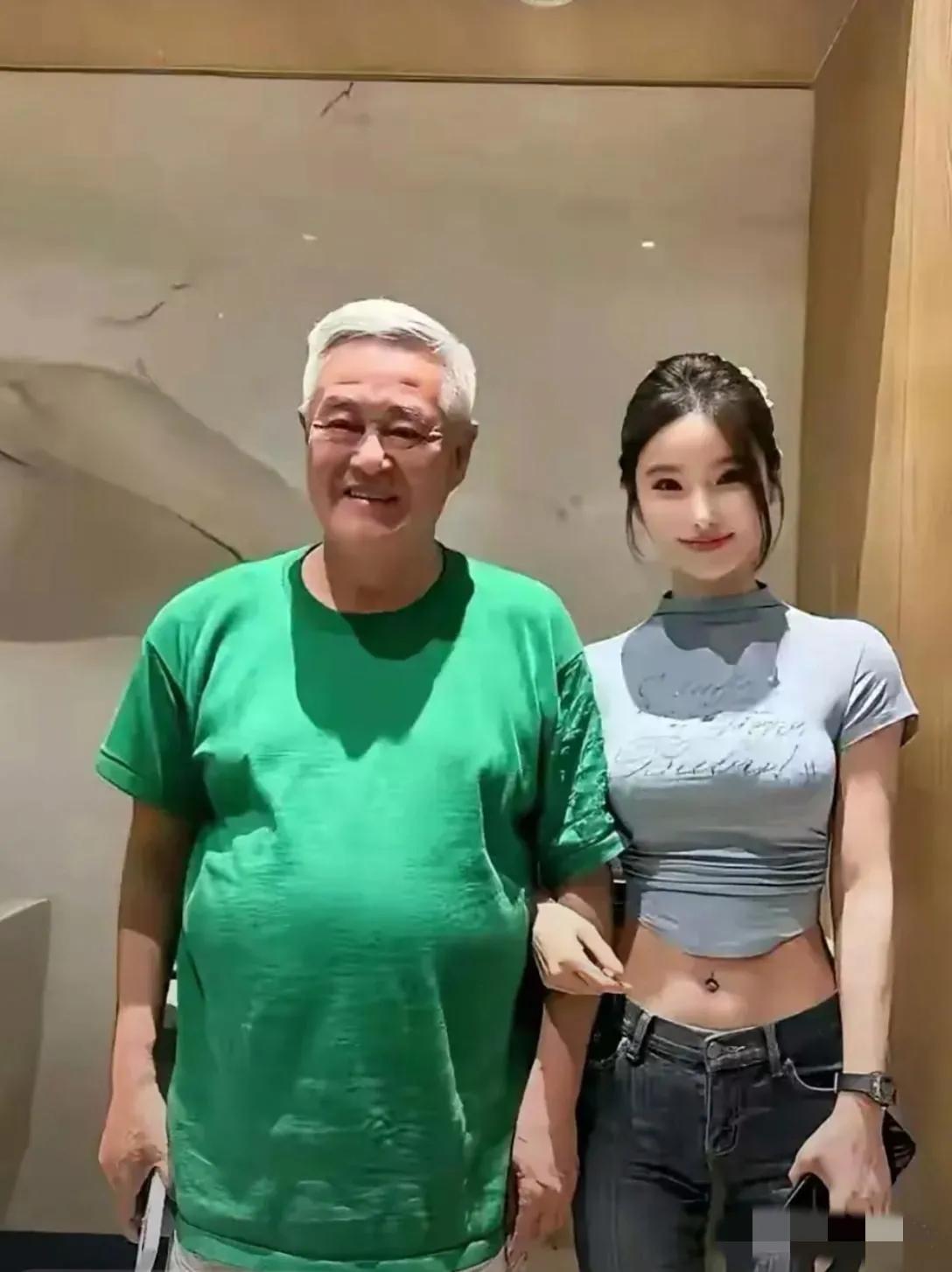 画面中的赵本山胖瘦合度，满头银发，气色红润，笑容可掬，明明不胖呀，可为啥肚子这么