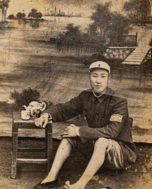 1998年，72岁的抗战老兵马丹林躺在病床上，浑身插满了管子。而他身价100亿的