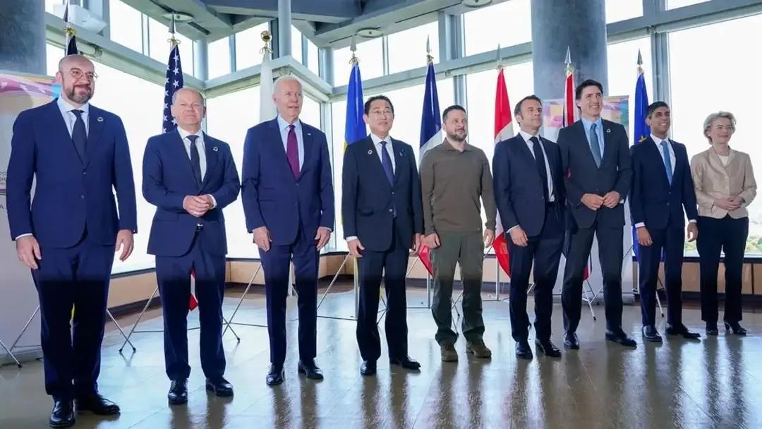G7拍照留念直接把乌克兰给整到C位了！啥意思？这就是所谓的“捧杀”
意思就是忽悠