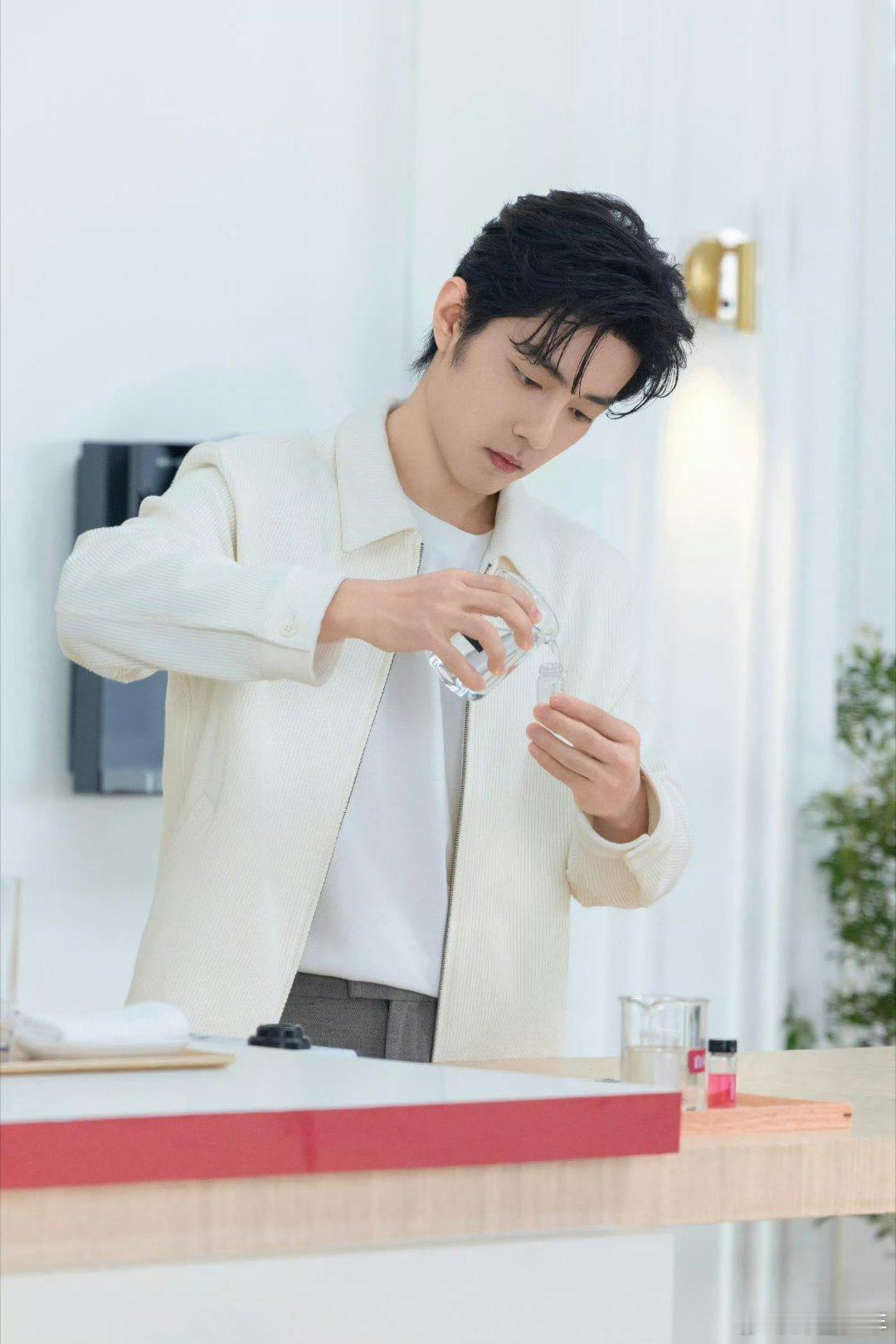 肖战今晚七点有直播肖战今晚7点直播 心动预警！肖战今晚七点直播来袭，期待值直接拉