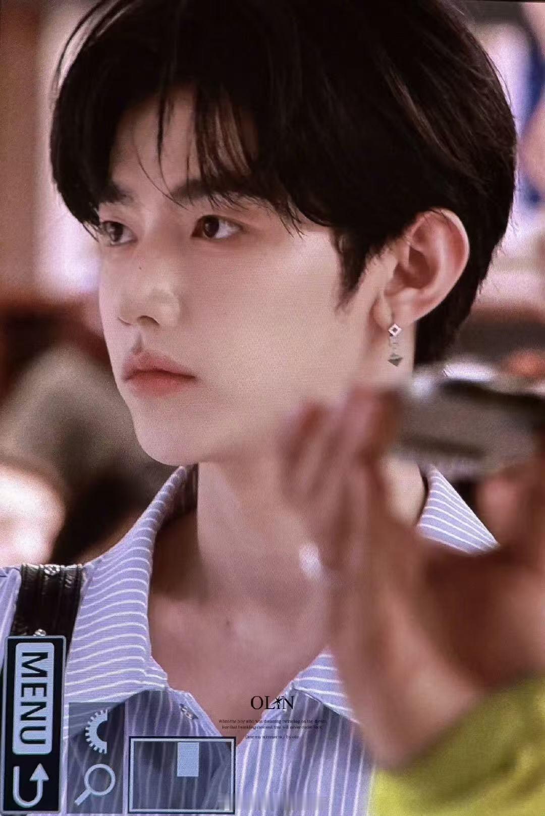 章昊条纹衬衫机场路透 ​​​今日份帅气男大学生昊～这也太帅气了！！！ ​​​