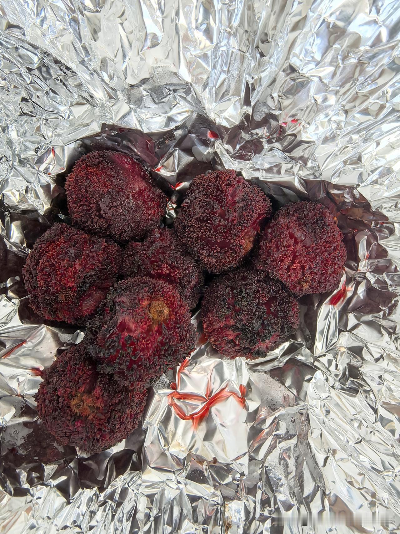 烤杨梅。
外甥端午放假前一天的晚上给拿来一箱浙江仙居杨梅。
自从前年他出去浙江游