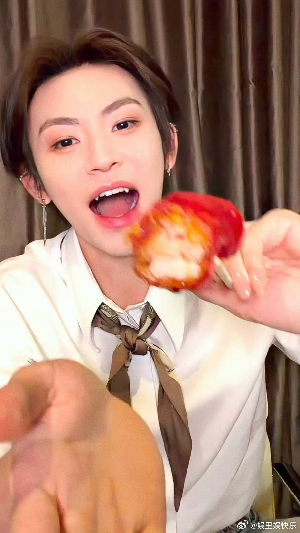 王琳凯出道八周年直播 八年时光见证热爱！18岁闯圈的少年，26岁耀眼的音乐人，直