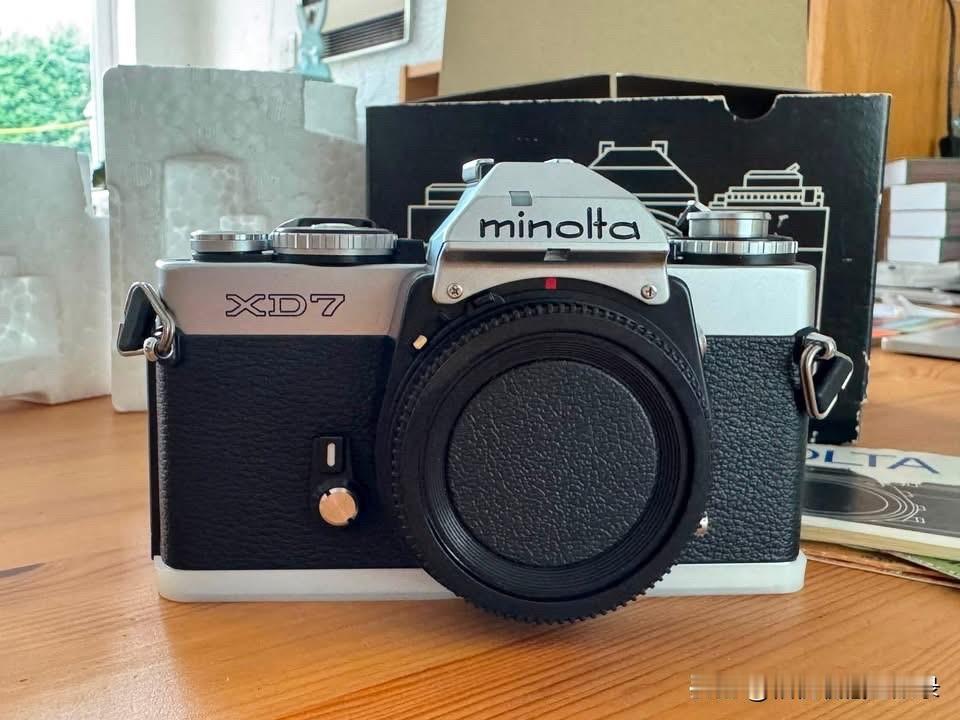 世界首台既可光圈优先又可快门优先的单反！

图中这款Minolta XD7相机，