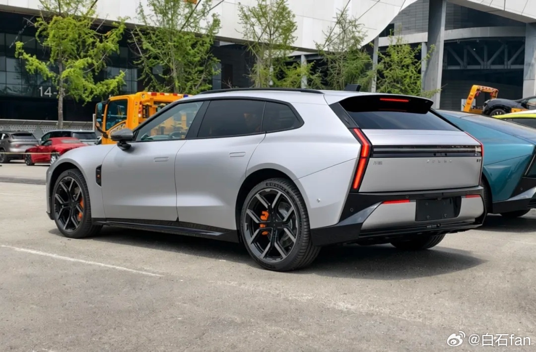 小鹏P7外观太成功，导致做成猎装车，就感觉有点丑了。。。 