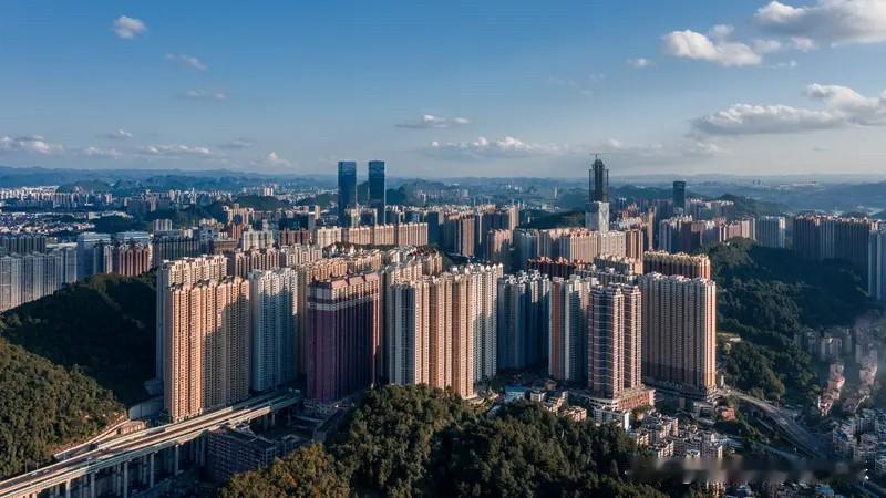 贵阳楼市普跌、人口流入却托不住房价的完整逻辑

你观察到的现象非常准确：2025