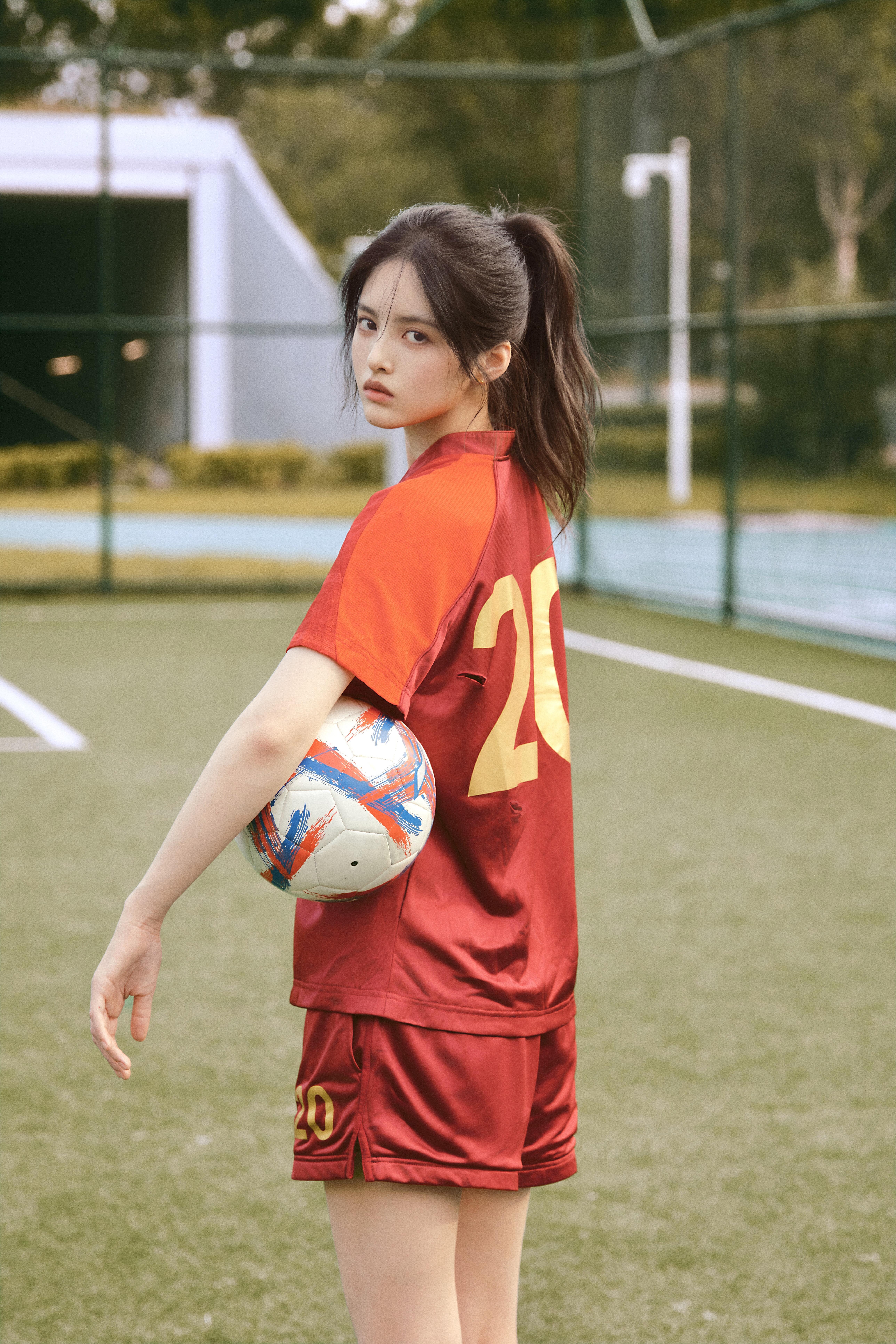 新一代星女郎雪野复刻经典女足造型，回望八年前她还是青涩素人，历经沉淀，如今一双眼
