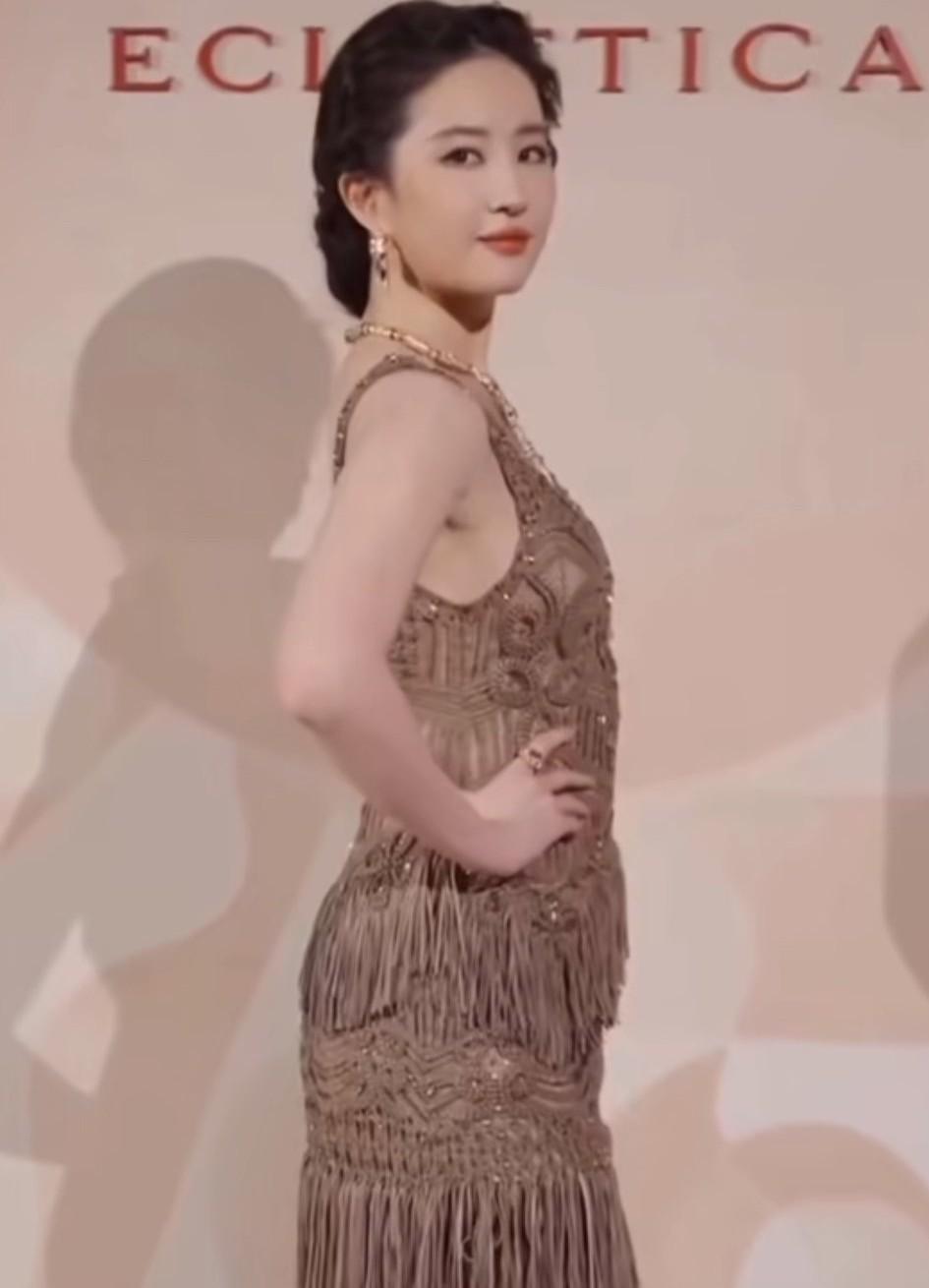 发现了吗
刘亦菲也没有以前美了
虽然她的脸还是紧致的
但是腰身已经有了中年人的感