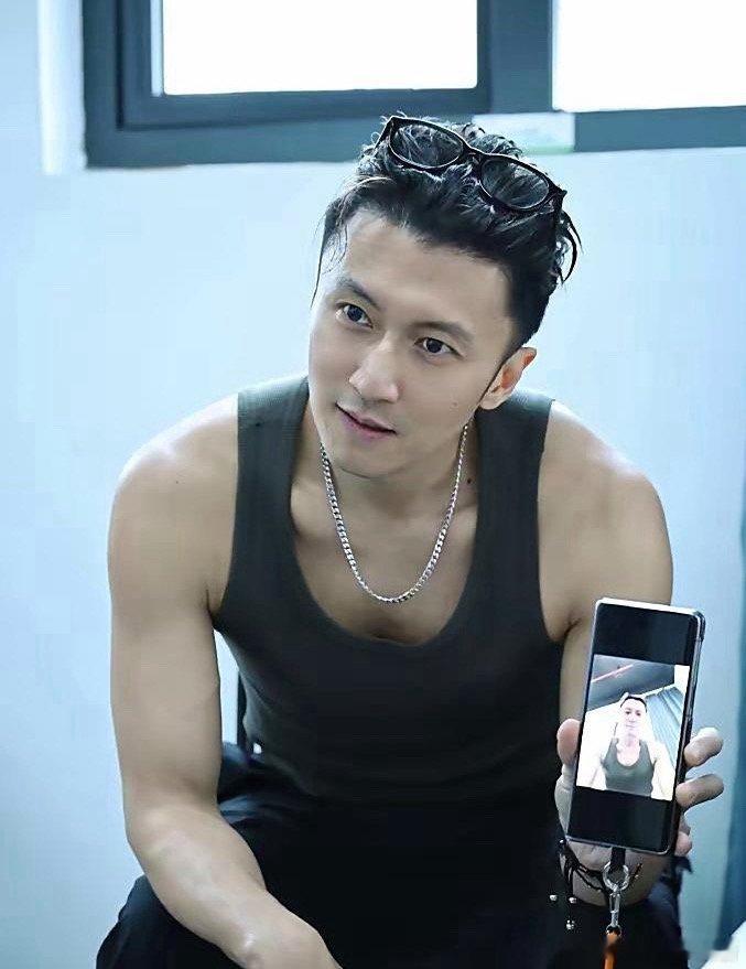 说实话，哪有什么真正的天生丽质，谢霆锋为了维持身材有多拼？团队一起吃饭，工作人员