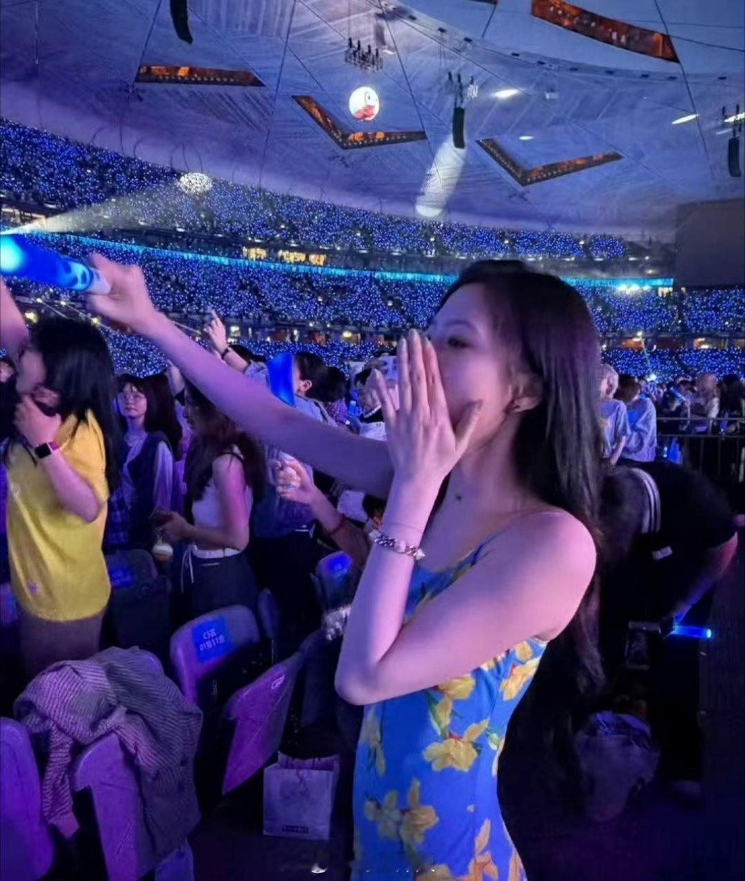 有路人去看五月天演唱会的时候还偶遇到任敏了，任敏也去看演唱会了，怕赶不上，还一路