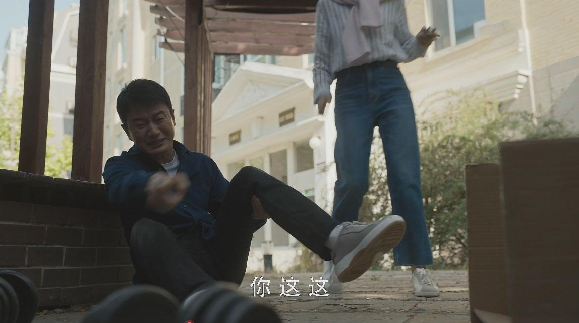 看到佟大为的遭遇，我露出了同情的微笑。

遇见一个女的砸一次脚，虽然很惨但真的好