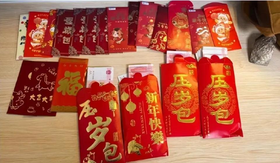 万万没想到！今年的除夕夜上海一爷叔捡到一袋红包，打开一看7万多！失主：4个孩子的