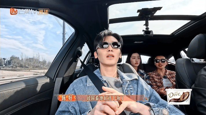 #侯明昊被陈好一句话说红温了# 侯明昊正是被夸爱害羞的年纪，但身材好一定要多晒照