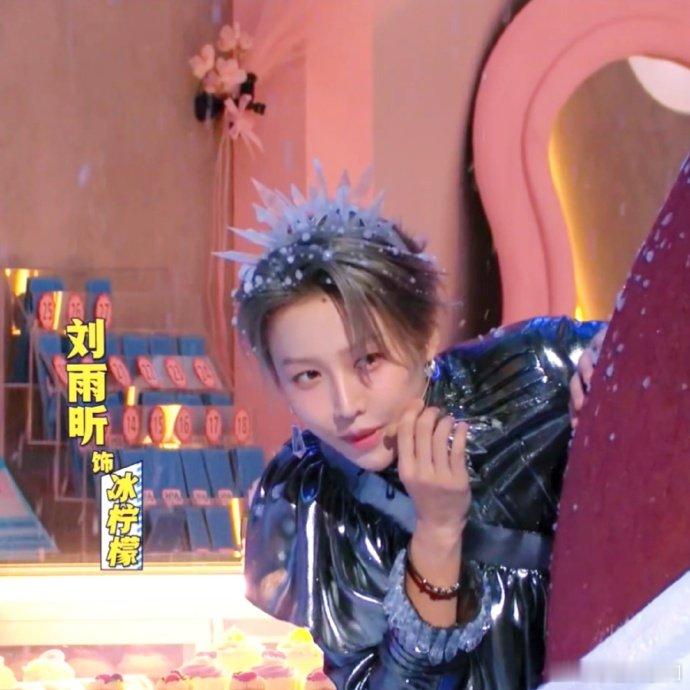 看到hi6下期预告，刘雨昕变身《快乐星球》“冰柠檬”，头戴发箍配银发，造型吸睛又