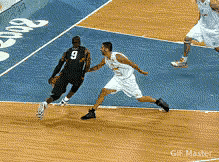 如果韦德健康，他的成就完全有可能在詹姆斯之上。
毕竟韦德是亲自指导詹姆斯获得总冠