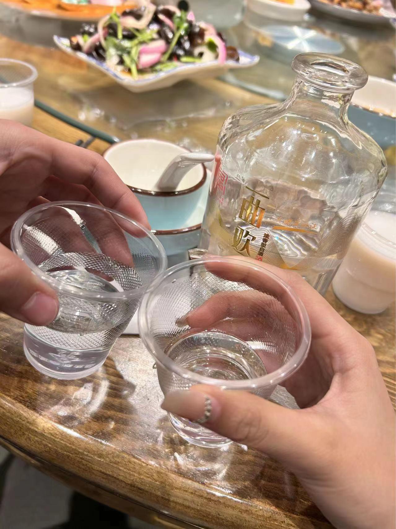 江西南昌，包工头的儿子结婚，亲戚一个没去，却到了30多个农民工，每桌16道菜、2