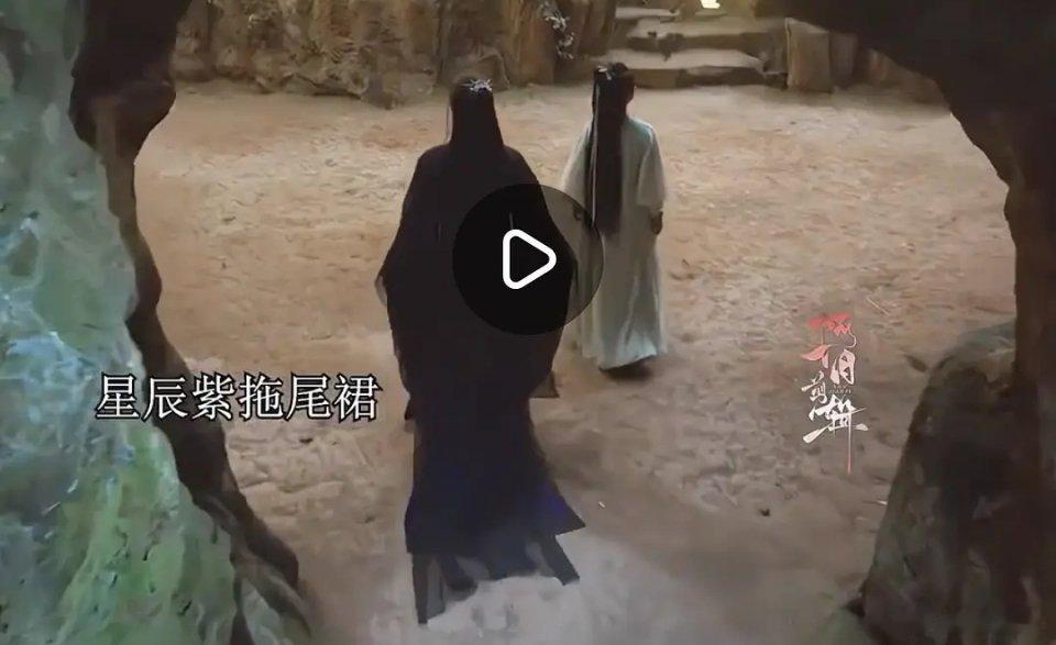 终于知道为什么叫🐍了妙实在是妙啊，这背影真的好像一条滑行的🐍 
