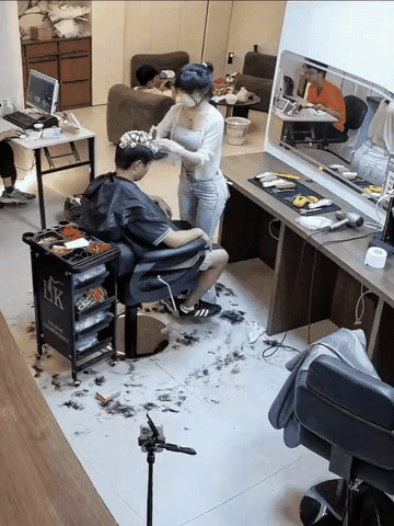 现在这种女理发师剪头发直播流量为什么这么高？而且确实很多线下的人过去剪头发，说明