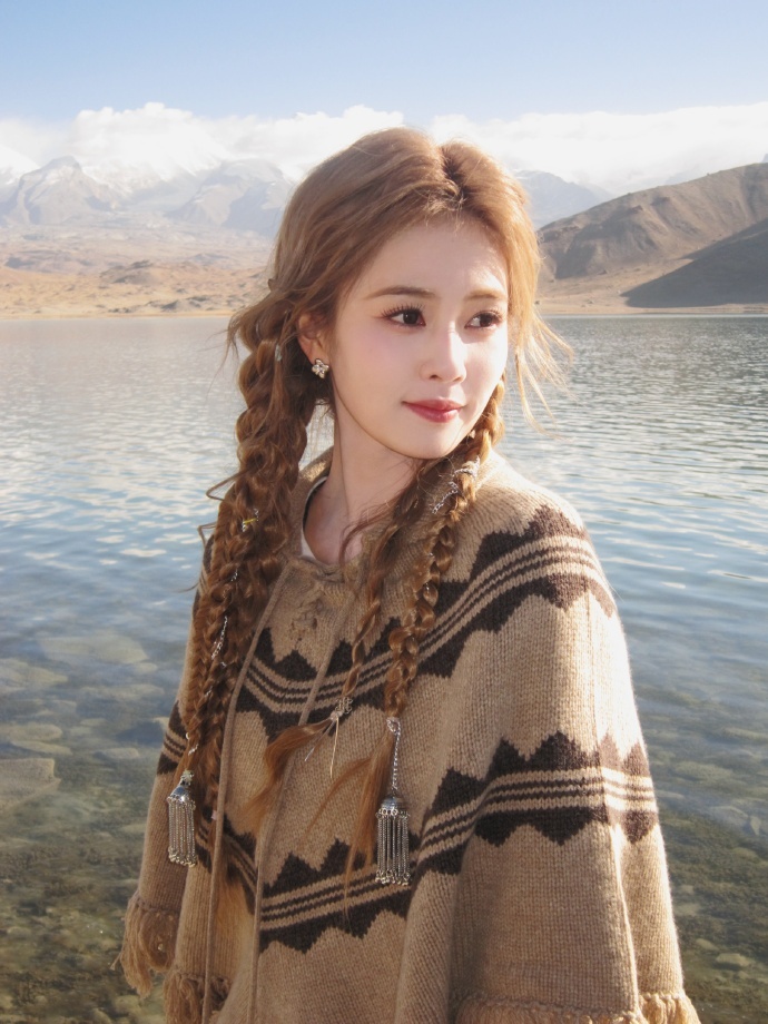 白鹿自由又明媚白鹿身上最打动人的莫过于那份浑然天成的自由与明媚，她的自由是刻在骨