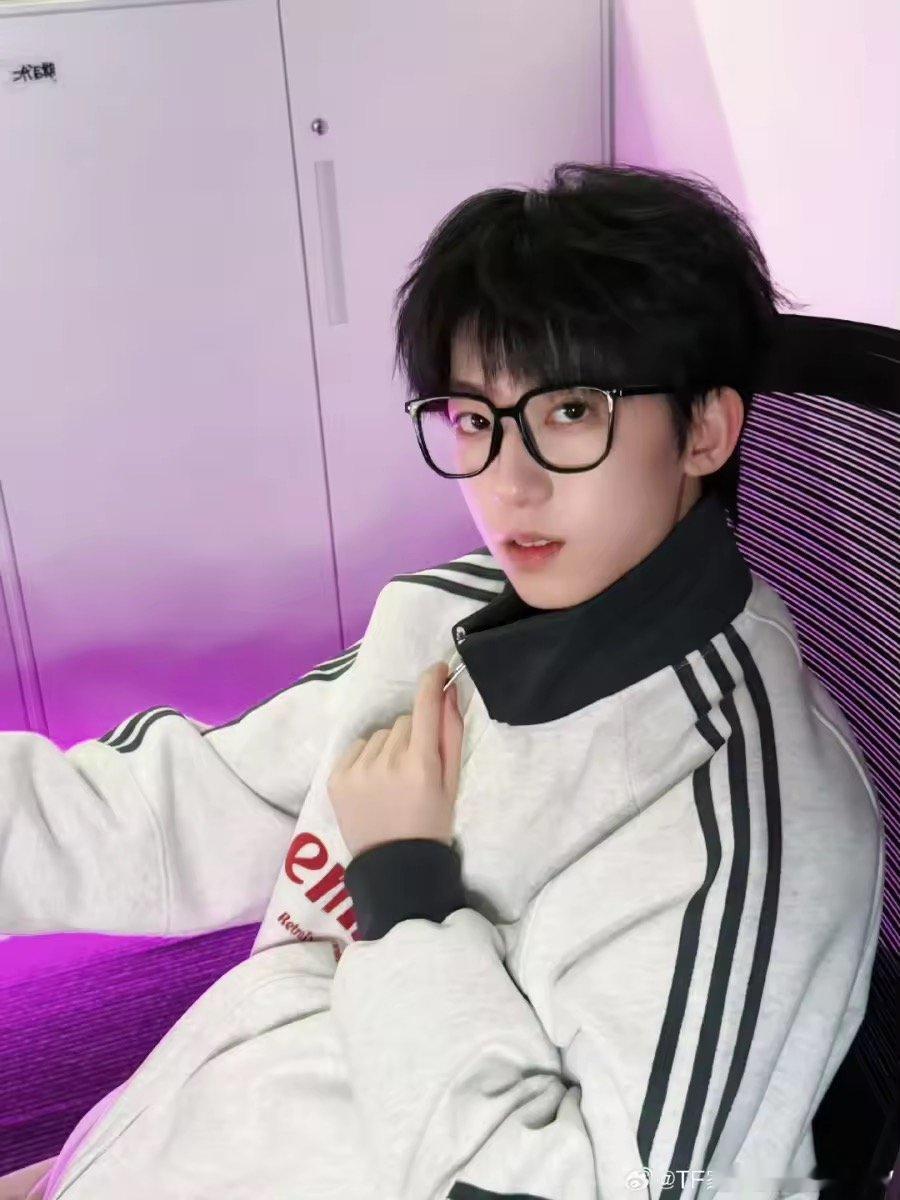 给杨博文妈妈干成幼师了君姐真的太可爱了！为了杨博文把现场秩序管得明明白白，硬生生