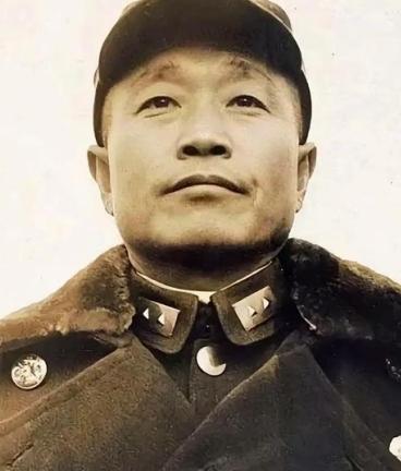 淮海战役，杜聿明被重重围困，蒋介石2次派了飞机来接，可杜聿明却不肯上飞机，为何？