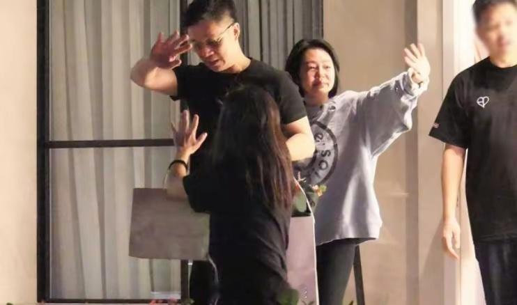 小S全家现身庆功宴具俊晔为S妈按摩肩膀 小S全家现身庆功宴，具俊晔为S妈按摩肩膀