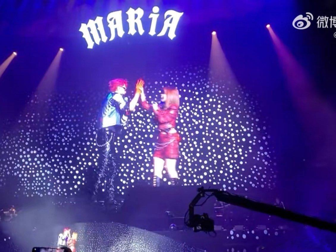 汪苏泷来参加美依礼芽的演唱会啦！两人是二次元同好吧，真的是完全没想到的合作啊！ 