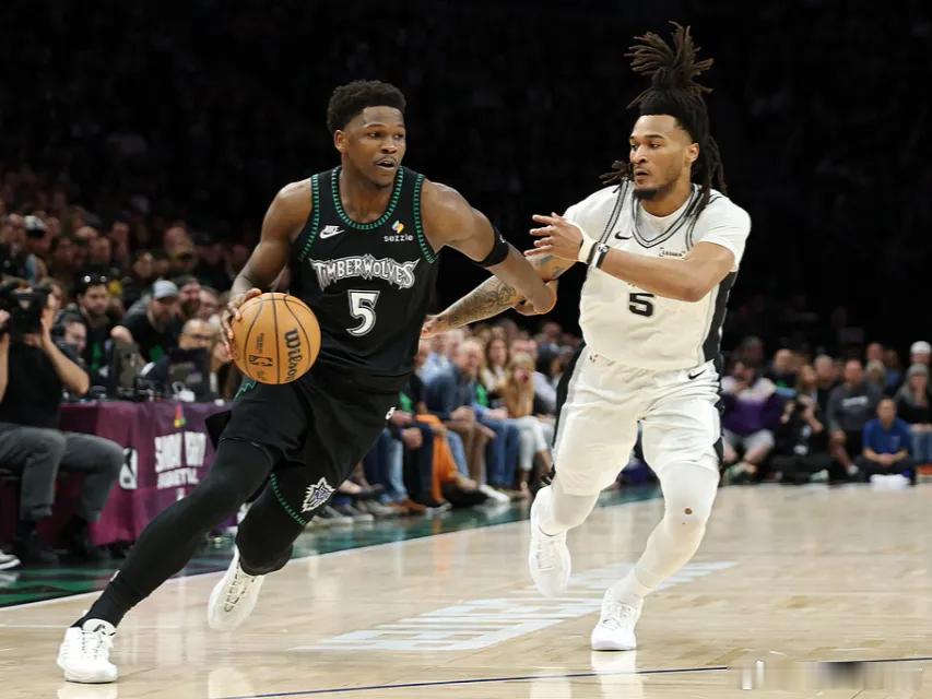 NBA西部半决赛第四战，明尼苏达标靶中心，一场足以载入季后赛史册的争议瞬间，在第