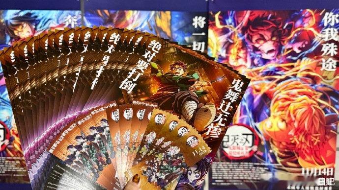 深夜影院被鬼灭粉占领啦！无限城篇零点场场场爆满，灯光熄灭的瞬间，全员化身鬼杀队后