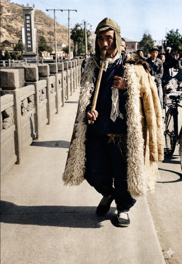 1971年，陕西延安，延河大桥，一位陕北老农身披厚实蓬松的羊皮袄，嘴里叼着长烟杆