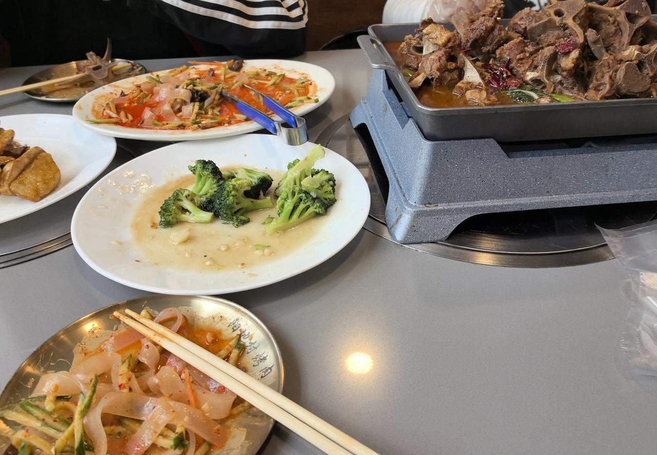 在美国纽约，吃了一家东北菜，一个羊蝎子，一个拉皮儿，一个地瓜拔丝，一个清炒西兰花