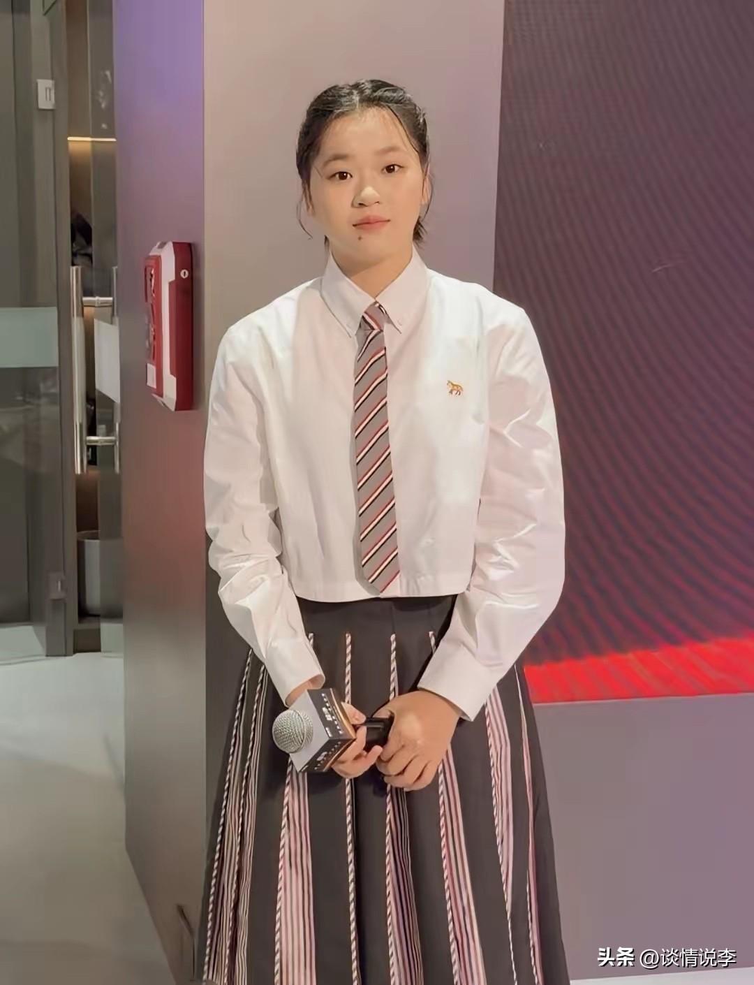 别酸了！

全红婵这次代言万家乐亮相，有人吐槽全红婵的这一身打扮不好看，还吐槽她