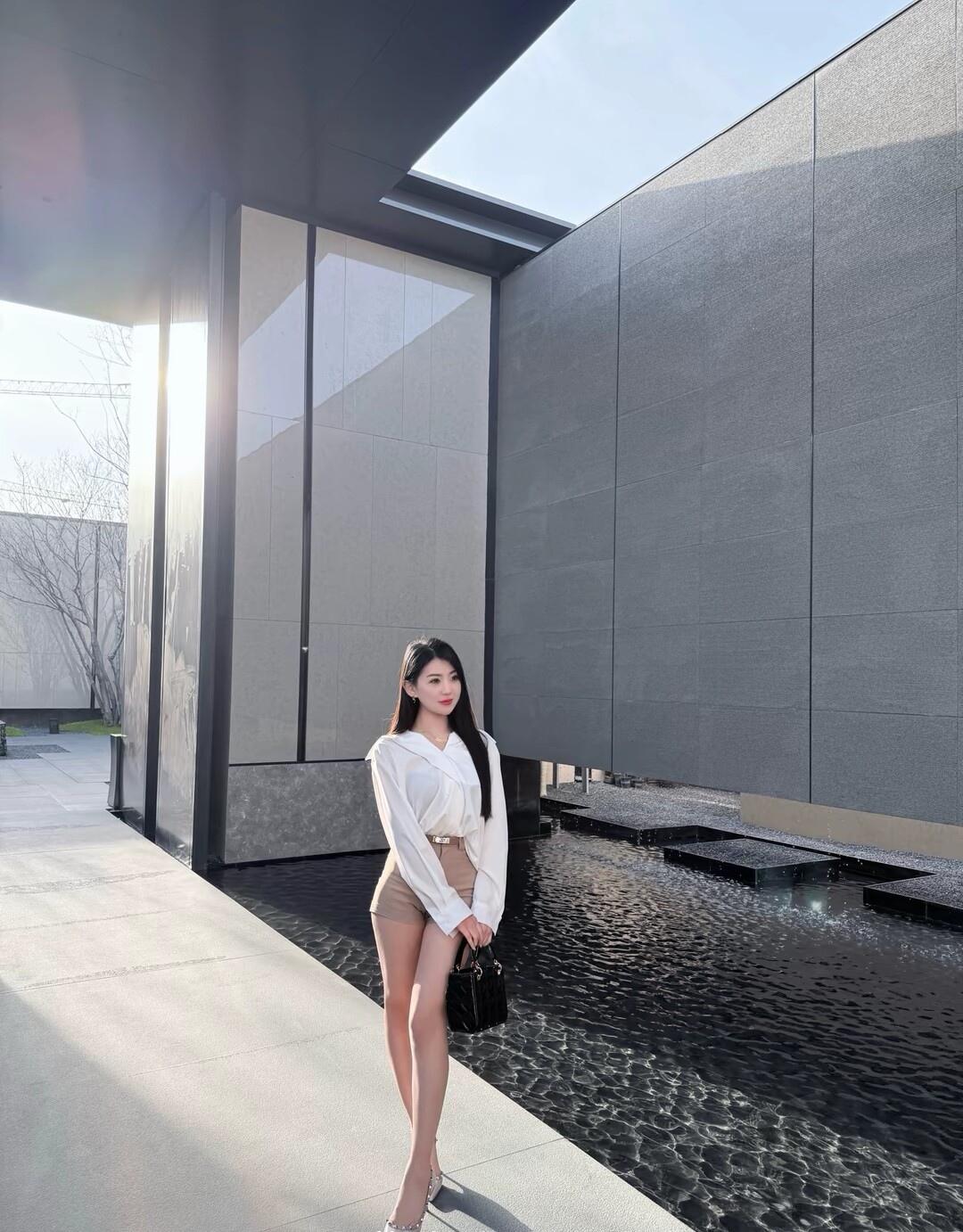 优雅气质，现代建筑下的时尚穿搭