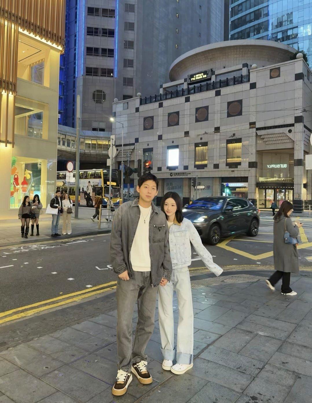疑似陈雪凝老公好友发声香港街头的美好，都与身边人一同珍藏。日子安稳，甜蜜恩爱👨