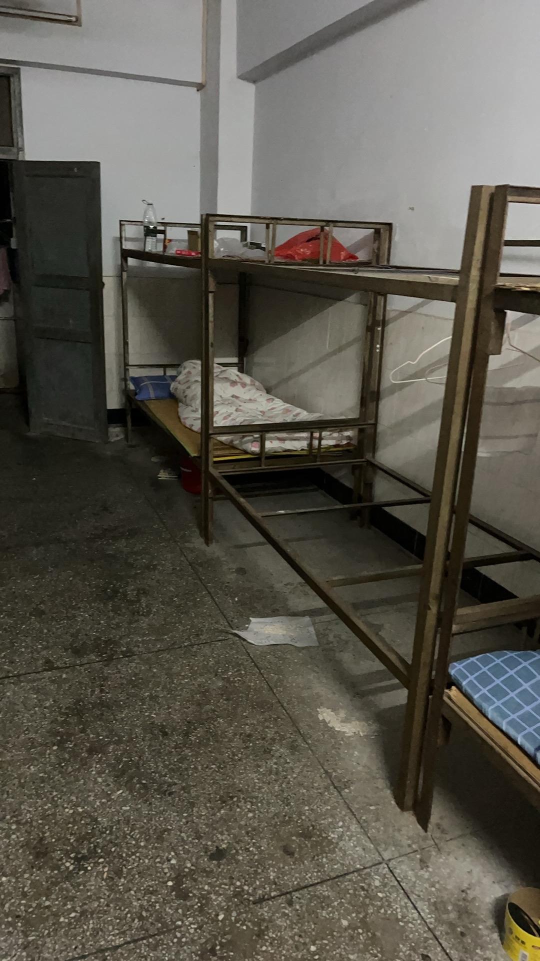 三十多岁第一次来深圳进厂，想着来找个女朋友就回老家湖北，没想到这么遭罪，这就是住