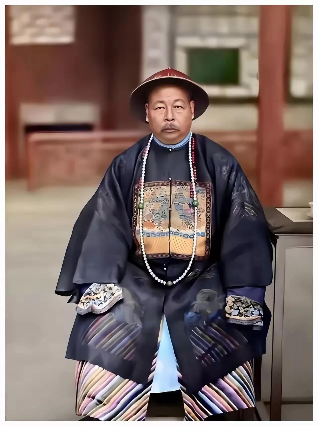 我一直以为左宗棠大人应该是长脸，没想到他竟然是圆脸。
以前总听人说长脸有威严，大