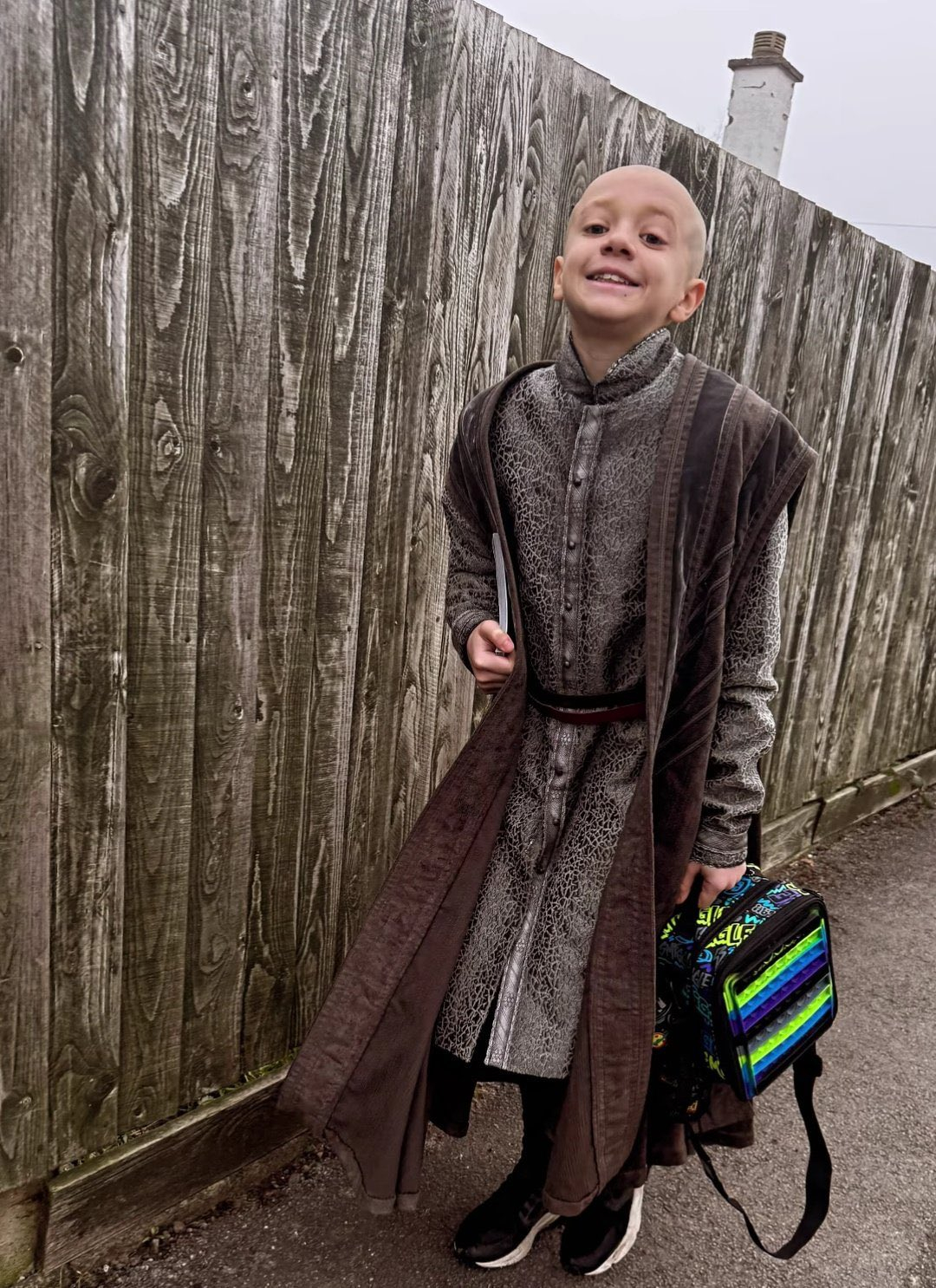 这颗蛋萌死了。《七王国的骑士》主演德克斯特·索尔·安塞尔在学校“世界读书日”活动