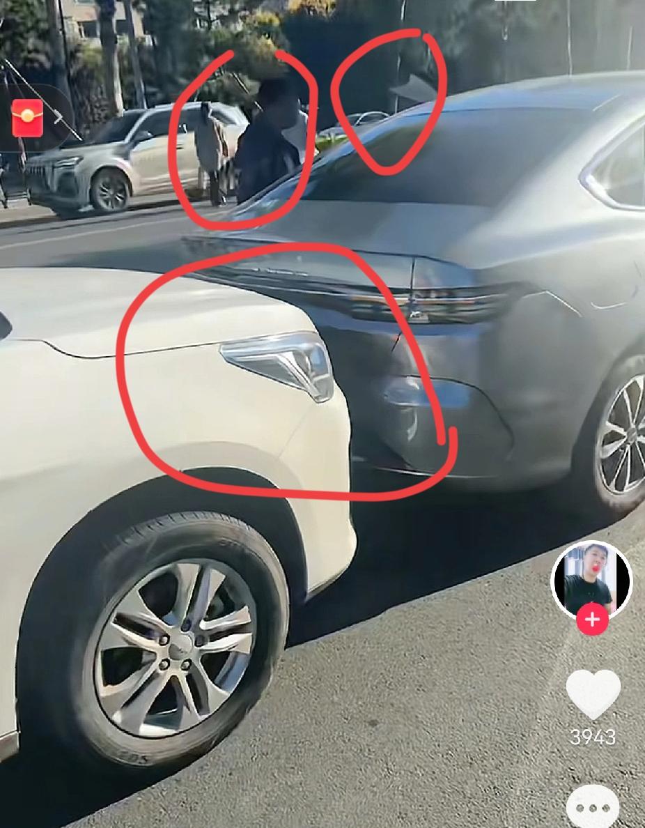 “我一个劲按喇叭，你还往回倒”
一个大爷嗷嗷喊，戴帽子女司机说：“我没倒！”起因
