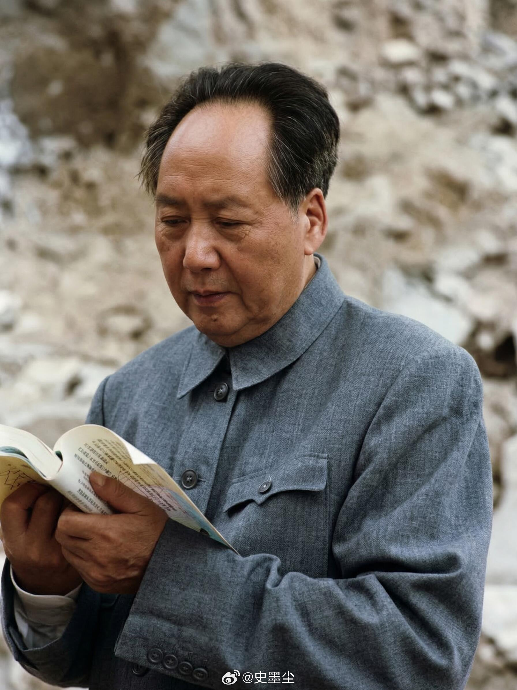 毛泽东同志 阳光斜斜地洒在肩头，他微微低首，指尖轻轻翻动书页。没有修饰的背景，也