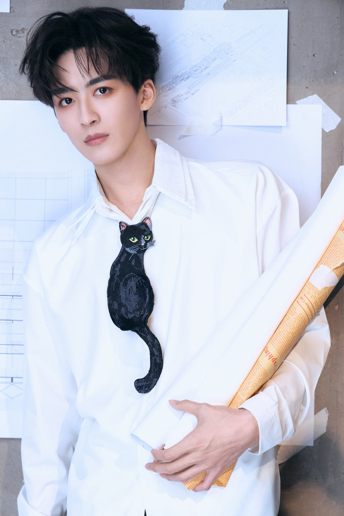 何洛洛25岁黑猫咪白衬衫生日照 今天是何洛洛二十五岁生日 今天是何洛洛二十五岁生