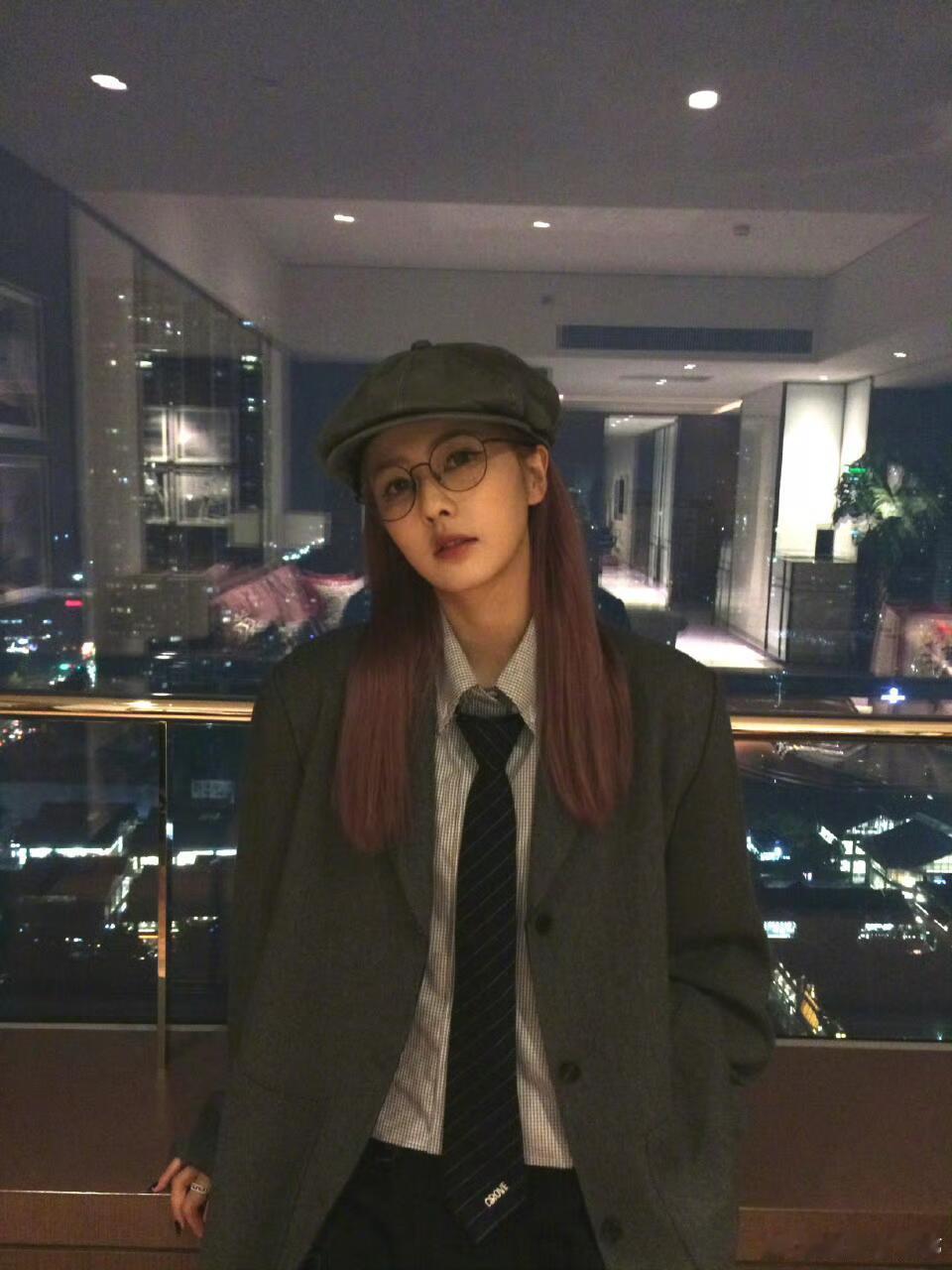 白鹿 再也不是眼线杀手白鹿就是这样权威百变[色]又美又飒的宝宝妍妍很酷哦！ ​​