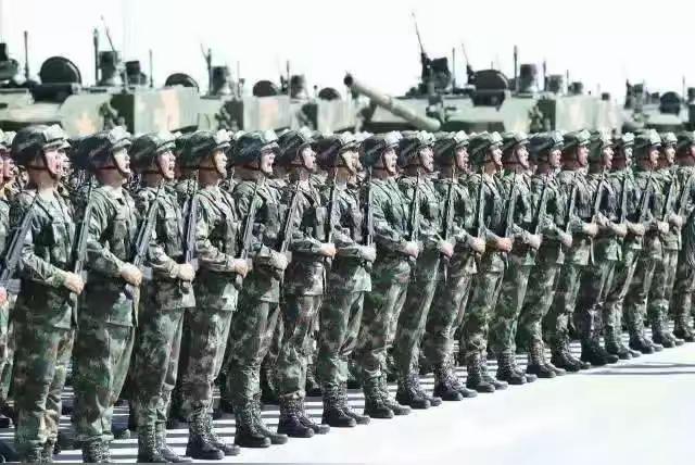 解放军枕戈待旦 只等号令解放台湾

台湾回归是十四亿人的共同心愿，这条底线谁碰都