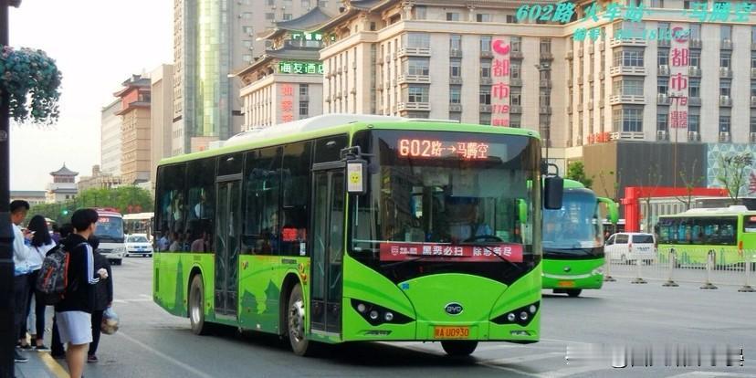 西安公交线路调整预告：
1. 221路调整为月登阁路公交调度站-永全路锦宏路口，