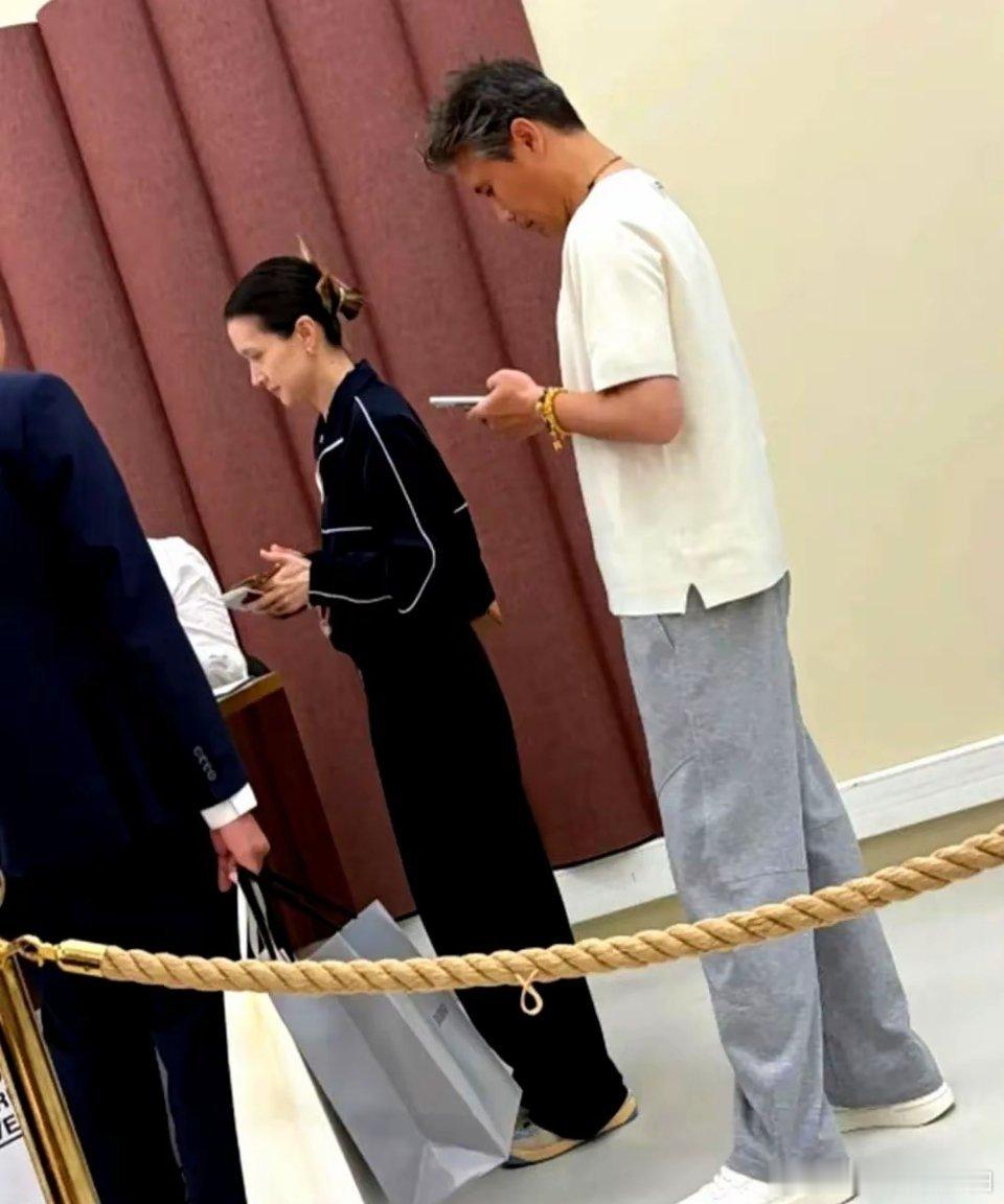 李乃文在巴黎老佛爷，被网友逮个正着。他头发花白，一身休闲装，全程就干一件事：跟在